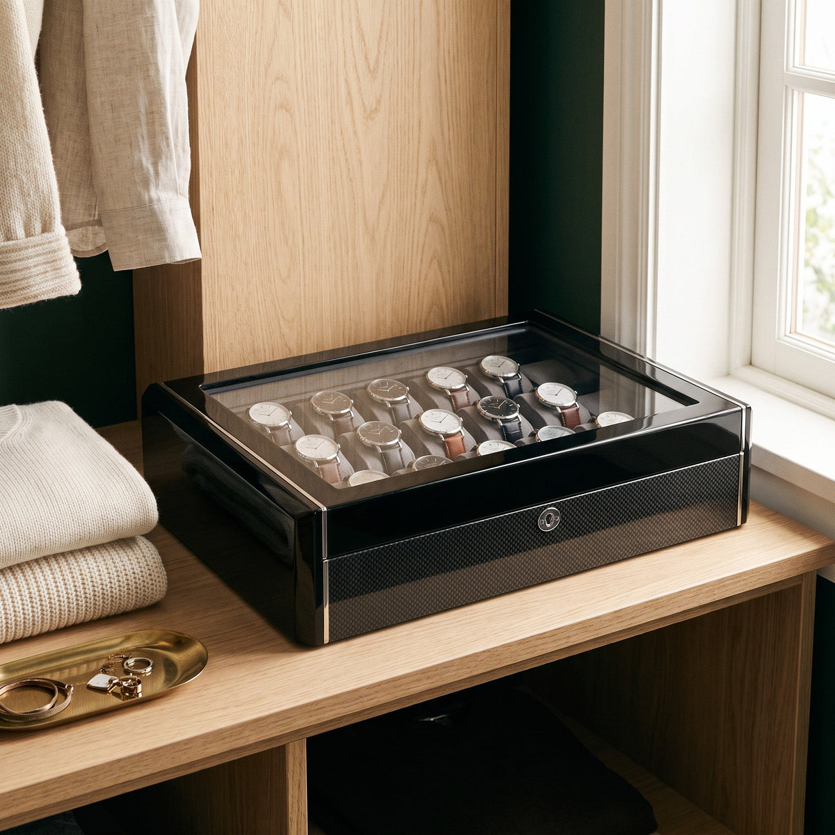 Boîte à montres 18 places Fibre fermée sur une étagère de dressing