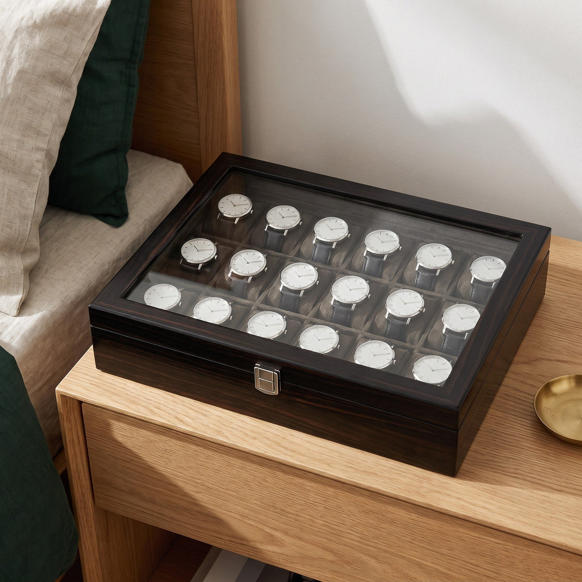 Boîte à montres 18 places Galerie Noir fermée sur une table de chevet