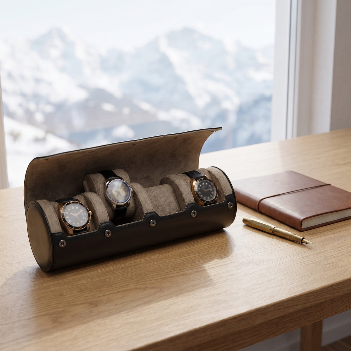 Étui 4 montres Signature ouvert, sur un bureau en chêne face à la montagne