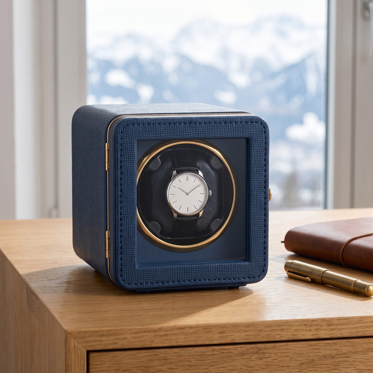 Remontoir 1 montre Bleuissage en cuir bleu marine et cadre doré, sur un bureau en chêne