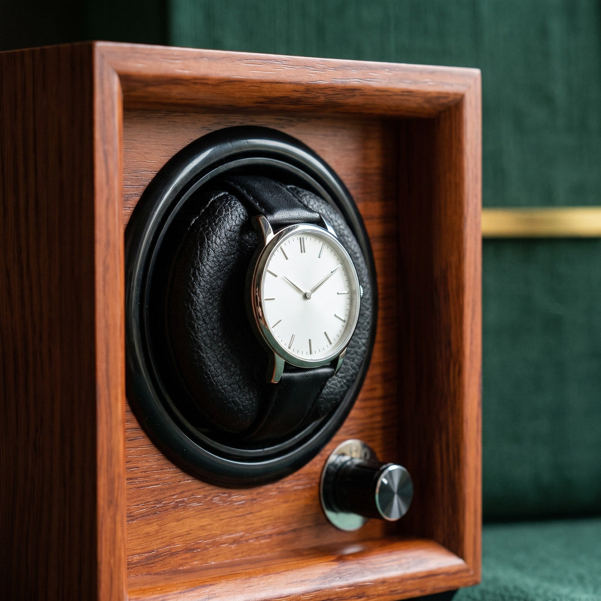 Gros plan sur le coussin et le bouton de réglage du remontoir 1 montre Platine