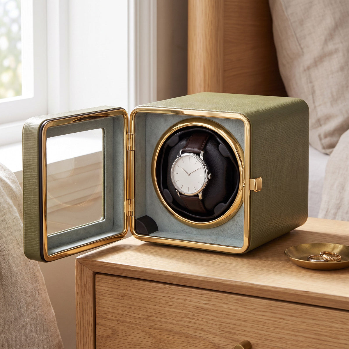 Remontoir 1 montre Sinople porte ouverte sur une table de chevet