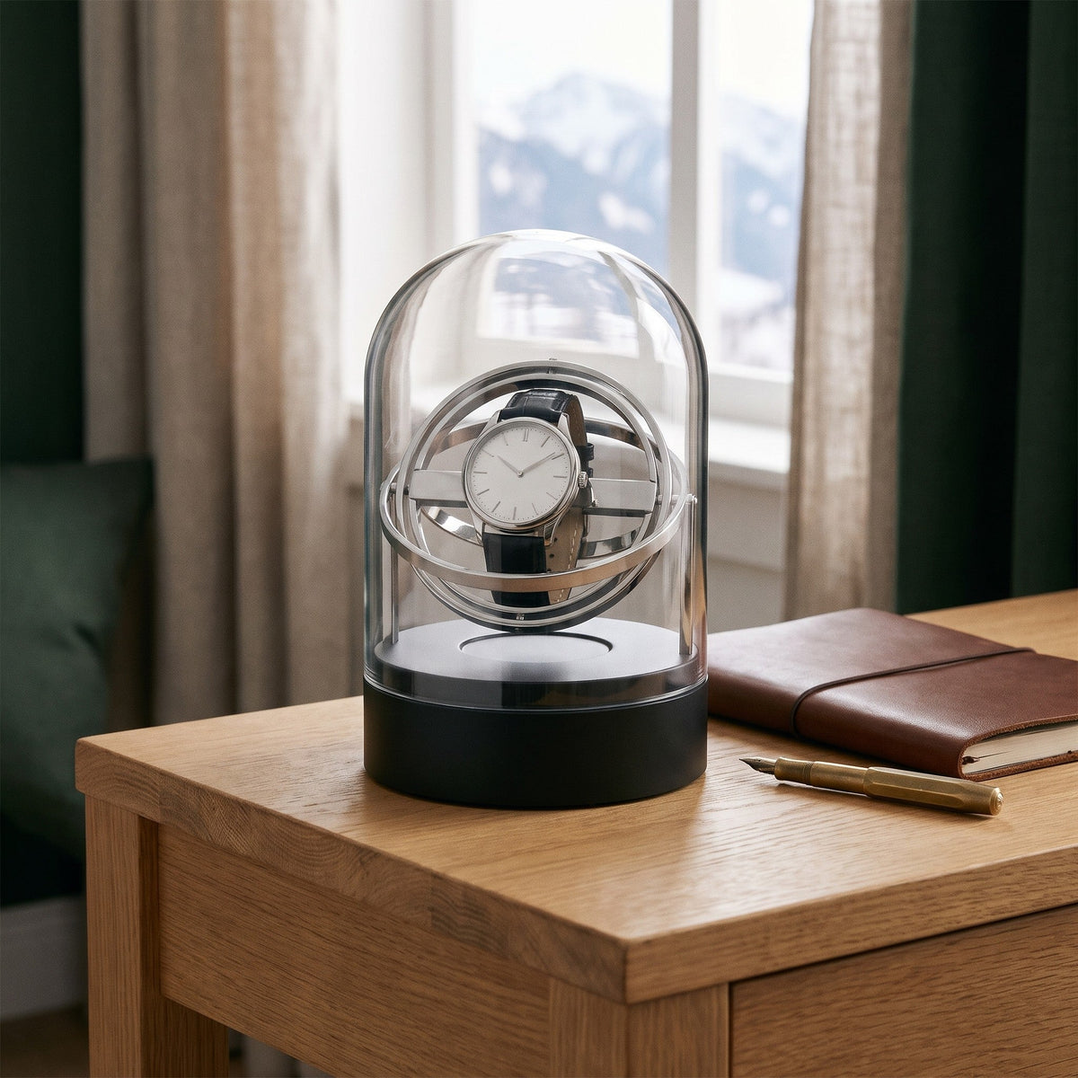Remontoir 1 montre Tourbillon Acier sous cloche en verre, sur un bureau en chêne