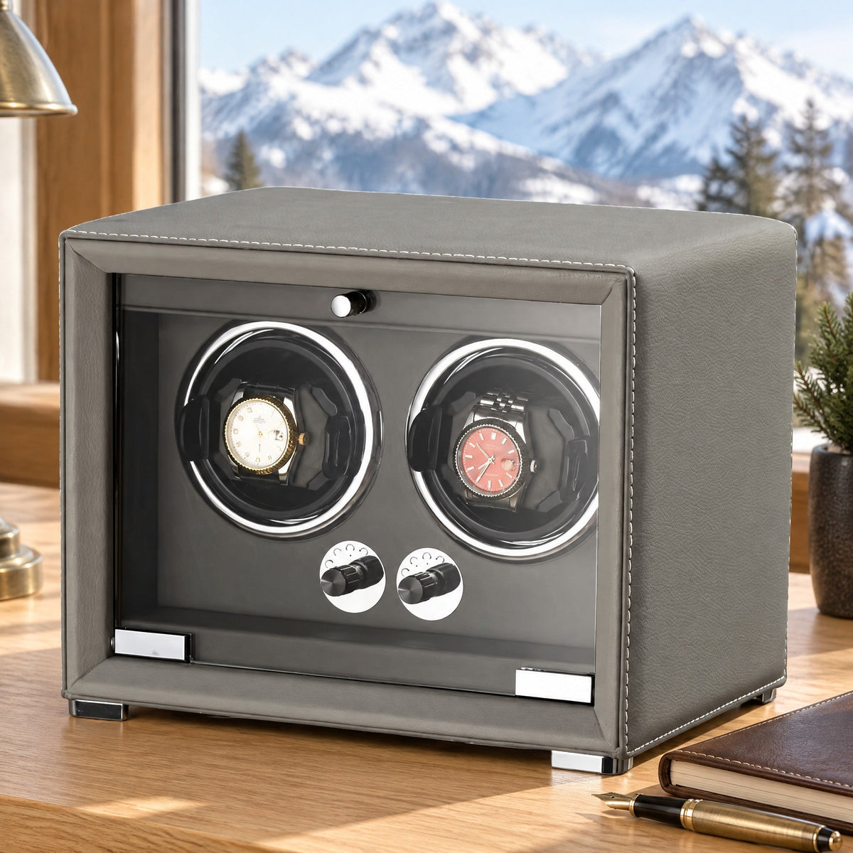 Remontoir 2 montres Balancier anthracite, porte vitrée fermée, sur un bureau en chêne face à la montagne