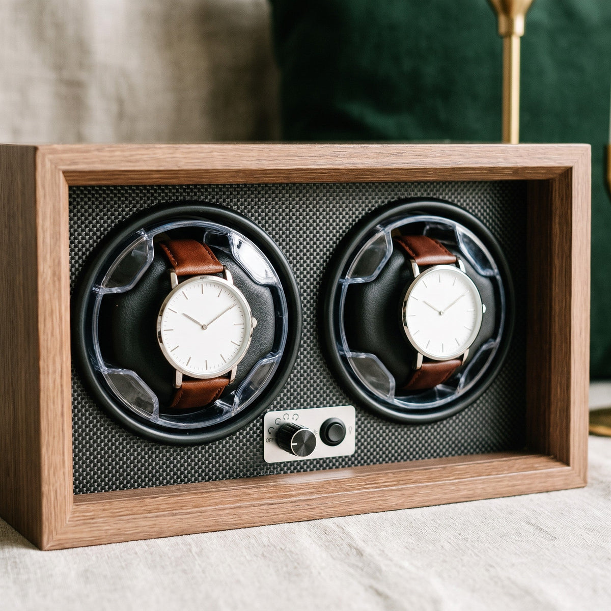 Gros plan sur les deux rotors transparents et la plaque de réglage du remontoir 2 montres Index