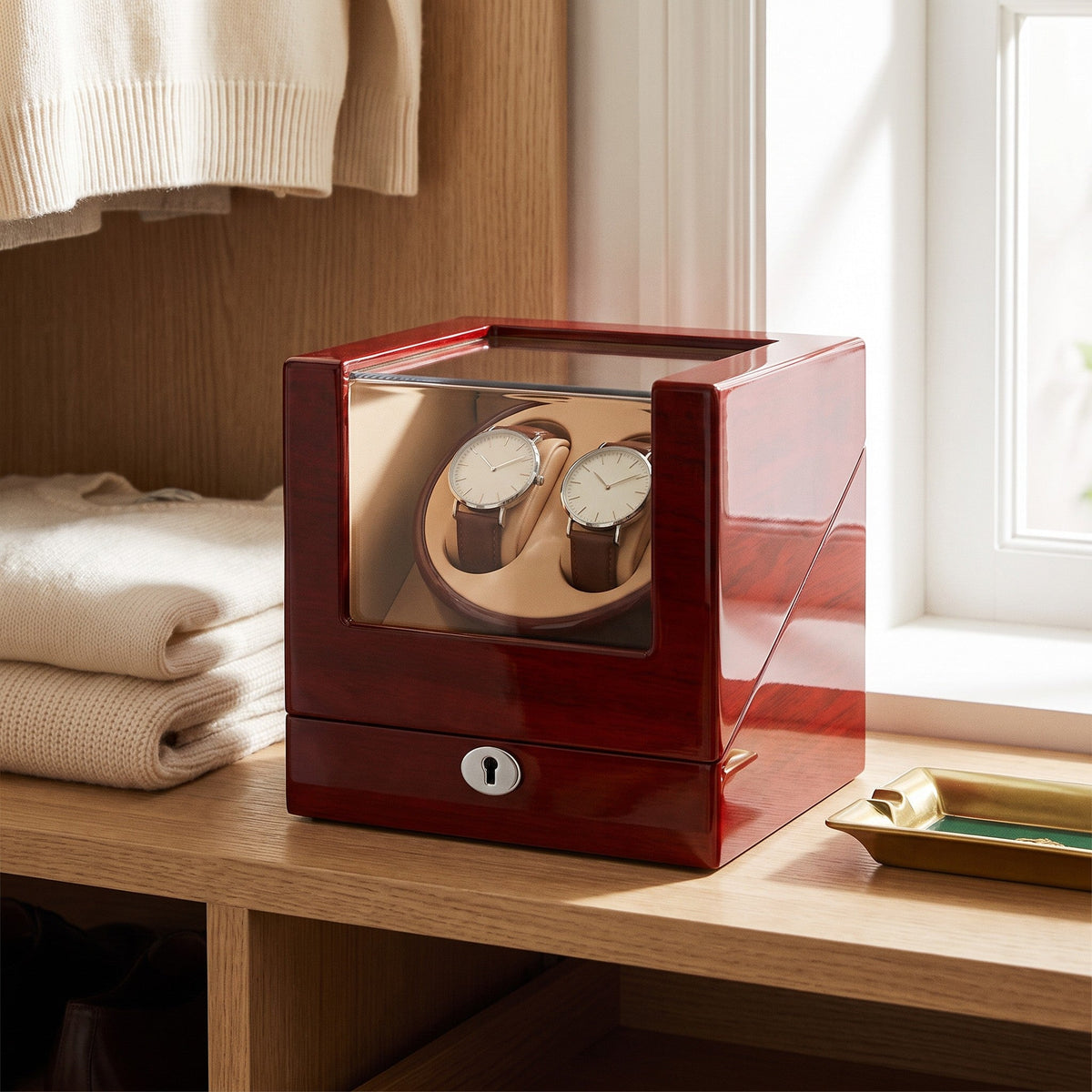 Remontoir 2 montres Trotteuse bois clair fermé sur une étagère de dressing