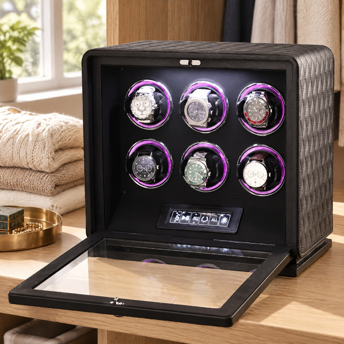 Remontoir 6 montres Méridien noir en cuir matelassé, porte ouverte, sur une étagère de dressing